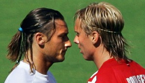 Eklat bei der WM 2004: Totti bespuckt im Gruppenspiel seinen dänischen Gegenspieler Christian Poulsen