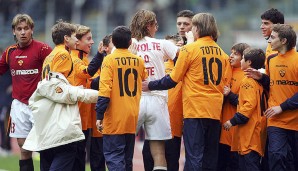 2004 löste Totti Roma-Rekordtorschütze Roberto Pruzzo ab - und wurde dafür gebührend gefeiert