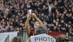 Der wohl berühmteste Jubel von Totti. Nach dem Tor zum Ausgleich im Derby schoss er ein Selfie vor der Fankurve