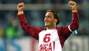 Seine Liebe zur Roma stellt Totti gerne zur Schau. So, wie im Derby gegen Lazio 2002: "Du bist einzigartig", steht auf dem Trikot. Gemeint ist natürlich die Roma