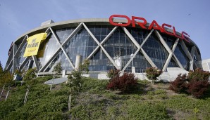 Die Oracle Arena steht seit 1966 und ist seit dem Umzug die Heimstätte der Dubs. 19.600 Fans passen hinein. 2019 soll das Chase Center fertiggestellt und neue Halle der Warriors werden