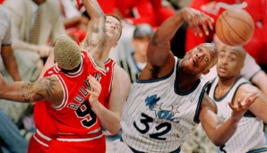 PLATZ 6: Shaquille O'Neal. Spätestens am 20. November 1993 war der NBA-Welt klar, mit was für einer Naturgewalt sie es zu tun bekam. Beim Sieg der Magic gegen die Nets legte Shaq 24 Punkte, 25 Rebounds und unfassbare 15 Blocks auf