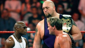Wenn es ein bisschen mehr Action sein darf, dann geht es halt zur WWE. Bei WrestleMania 24 räumte Mayweather nebenbei Big Show (das ist der Riese im Hintergrund) aus dem Weg