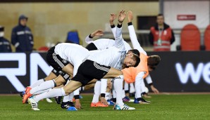Aserbaidschan - Deutschland 1:4: Stretching ist das A und O! Die deutschen Nationalspieler machen sich warm für den Kick