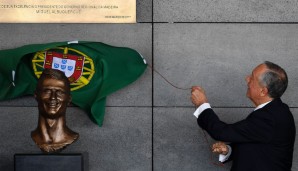 Portugals Präsident, Marcelo Rebelo de Sousa, wurde die Ehre zuteil, die Nationalflagge von der Widmungstafel zu lösen. Die Blicke klebten aber darunter