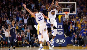 Bleiben wir beim Basketball: In der NBA gewannen die Golden State Warriors in der Saison 2015/16 ihre ersten 24 Spiele. Steph Curry (l.) und Draymond Green haben Spaß