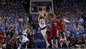 Unvergessen auch Dirks Leistungen in den NBA-Finals 2011, als er die Mavs zur Championship über die Heat um James und Wade führte. Sein besten Zahlen legte er bei der Niederlage in Game 3 mit 34 Punkten und 11 Rebounds auf