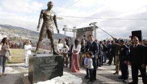 Stattdessen hat der Superstar inzwischen auch eine richtige Statue, sie steht ebenfalls auf Madeira. Die Delle in der Hose des Superstars von Juventus Turin lassen wir mal unkommentiert.
