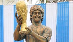 Diego Maradona: Auch Argentiniens verstorbene Legende schlechthin hat eine Statue, die eher einem Eigentor gleicht. Sie steht Kalkutta (Indien) und zeigt Maradona mit dem WM-Pokal von 1986. Über Geschmack lässt sich streiten.