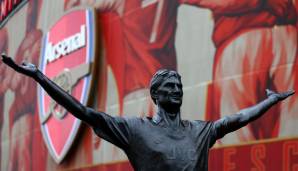 Tony Adams: Der frühere Abwehrspieler verbrachte seine 19 Jahre andauernde Profikarriere vollständig beim FC Arsenal und wird dort als einer der besten Spieler aller Zeiten angesehen. Seine Statue ist jedoch nicht die einzige vor dem Emirates Stadium.