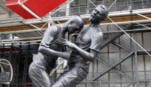 Zinedine Zidane, Marco Materazzi: Diese 5-Meter-Statue erinnert an das WM-Finale 2006, als der Franzose dem Italiener infolge eines Wortgefechts einen Kopfstoß verpasste und des Feldes verwiesen wurde. Die Statue steht in Paris auf dem Piazza Beaubourg.