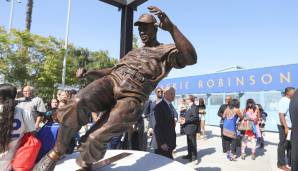 Jackie Robinson: Er schrieb Sportgeschichte, als er am 15. April 1947 als erster schwarzer Spieler seit 1884 in einem Team der Major Leagues (Brooklyn Dodgers) auflief. Damit wurde Robinson zu einer Symbolfigur für Rassenintegration in den USA.