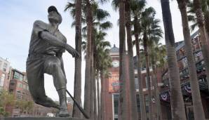Willie Mays: Eine Baseball-Legende. Mays spielte für die New York Giants, San Francisco Giants und New York Mets und galt als einer der besten Allrounder überhaupt. 21 Aufrufe ins All-Star Team, 12 Gold Gloves und zwei MVP-Titel sprechen für sich.