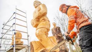 Die Daten zur Haaland-Statue: Über 3 Meter hoch soll sie werden und auf ein Gewicht von mehr als 700 Kilogramm kommen. Der norwegische Künstler Kjetil Barane arbeitet mit einer Motorsäge an verschiedenen Varianten, das finale Design steht noch aus.