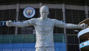 Die Statue von Vincent Kompany - hier im Bild - und David Silva wurden vor Etihad-Stadion von Manchester City aufgestellt. Außerdem wurde Sergio Agüero 2022 ebenfalls mit einem Kunstwerk geehrt.