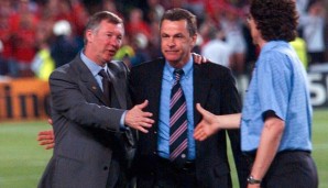 Die bitterste Stunde: In der Nachspielzeit verloren Hitzfelds Bayern das Champions-League-Finale gegen Manchester United. Sir Alex Ferguson spendete Trost