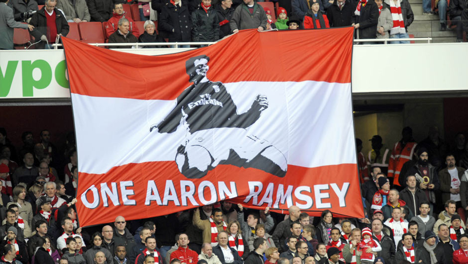 Es gibt nur "Ein' Aaron Ramsey". Dieses Statement packten die Arsenal-Fans nach Ramseys schwerer Verletzung im Februar 2010 aus