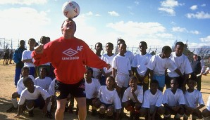 1993 war United in Südafrika unterwegs. Ferguson ließ es sich dabei nicht nehmen, den begeisterten Kindern zu zeigen, dass auch ältere Semester noch kicken können