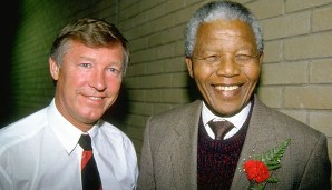 Bei Nelson Mandela muss selbst der normalerweise mürrisch dreinblickende Alex Ferguson schmunzeln. Die beiden trafen sich 1993 auf dem Südafrika-Trip