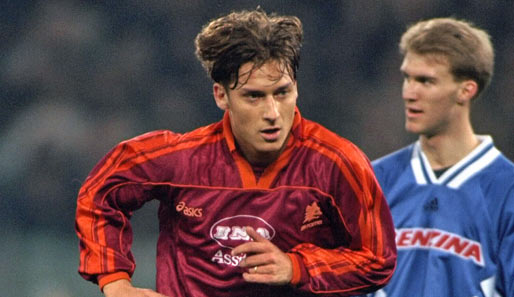 Der größte ist aber jetzt schon Francesco Totti, hier in seinen jungen Jahren. Der Kapitän ist seit 1989 im Verein und ist bereits jetzt Rekordspieler und -Torschütze des Vereins