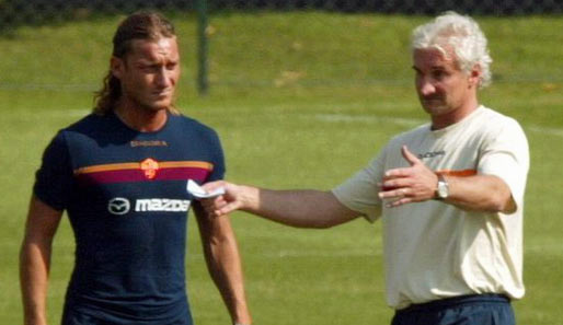Diese "Doppelfunktion" kann auch Rudi Völler vorweisen, hier mit Totti. Völler ist einer von drei Deutschen, die für die Roma spielten