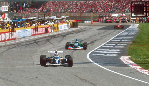 Sekunden vor dem tragischen Unfall in der Tamburello-Kurve: Senna führt das Rennen vor Michael Schumacher im Benetton an.