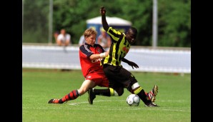 Der erste Titel: 2001 gewinnen die Bayern das Finale um die deutsche B-Jugendmeisterschaft gegen Dortmund. Schweini im Duell mit Sahr Senesie
