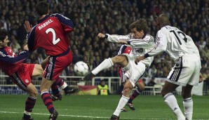 Zum nächsten großen bayerisch-spanischen Duell kommt es erst wieder 2000: In der CL-Zwischenrunde beißen sich die Königlichen an den Bayern die Zähne aus. Der FCB entführt ein 4:2 aus dem Santiago Bernabeu