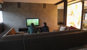 Auch lange nach Lukas Podolskis Wirken beim FC Bayern gibt es immer noch eine Playstation im Haus