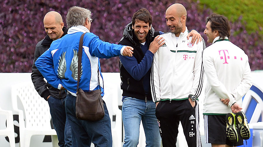 Der Trainer selbst widmet sich hohem Besuch. Ex-Madrilene Raul besucht die Bayern in Katar