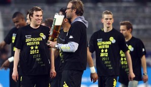 APRIL: Nach einem überragenden Lauf und einer Rekord-Rückrunde sichert sich der BVB bereits am 32. Spieltag die Deutsche Meisterschaft
