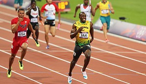 AUGUST: Sprint-Superstar Usain Bolt straft alle Zweifler Lügen und holt Gold auf 100 Meter, auf 200 Meter und in der Staffel