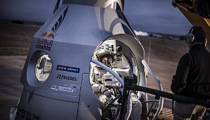 OKTOBER: Unglaubliche Aktion, die einen riesigen Medienhype auslöste: Extremsportler Felix Baumgartner springt als erster Mensch aus der Stratosphäre auf die Erde
