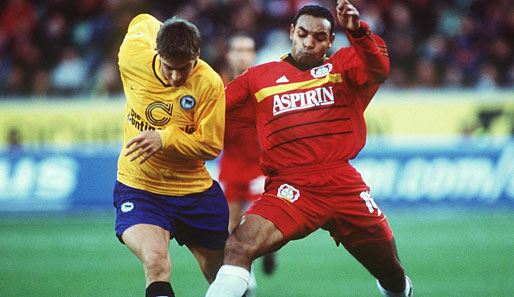 1997 wagte Emerson den Sprung nach Europa und spielte bis 2000 sehr erfolgreich für die Bayer-Elf. 82 Spiele und 11 Tore standen auf seinem Konto