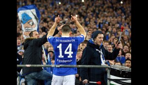 Ein Jahr hat es gedauert bis Kyriakos Papadopoulos nach seiner Verletzung sich endlich wieder im Schalke-Trikot von den Fans feiern lassen konnte