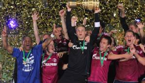 2011 - MANUEL NEUER: Mit dem Pokal verabschiedete sich Neuer von Schalke 04 - obendrauf gab's den Titel zum Fußballer des Jahres. Er setzte sich mit 210 Stimmen gegen Mario Gomez (190) und Nuri Sahin (142) durch.