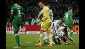 WERDER BREMEN - VFL WOLFSBURG: Start verpennt: Kaum lief die Kugel, lag Werder 0:2 zurück. Wolfsburg feiert.