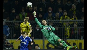 Augen zu und weg das Ding: Schalke-Keeper Ralf Fährmann