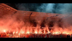 1. FC NÜRNBERG - VfB STUTTGART: Die Club-Fans verwandelten ihren Fanblock vor dem Spiel in ein Flammenmeer