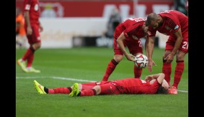 Leverkusener Fürsorge: Tin Jedvaj am Boden. Ömer Toprak (r.) und Gonzalo Castro leisten erste Hilfe