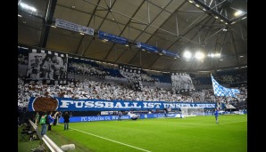 Die Schalker Fans empfangen ihre Helden mit einer grandiosen Choreographie - doch auf dem Platz gibt zunächst Bayern den Ton an