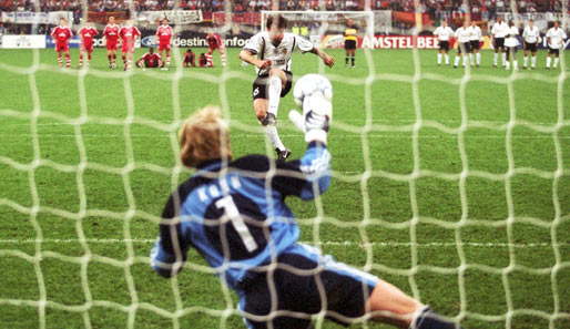 2001 macht sich Oliver Kahn im Finale gegen den FC Valencia unsterblich. Er pariert drei Elfmeter