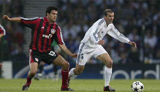 2002: Michael Ballack (l.) verliert in Glasgow mit Bayer Leverkusen gegen Real Madrid mit 1:2. Zinedine Zidane erzielte das Siegtor mit einem Volleyschuss aus 17 Metern