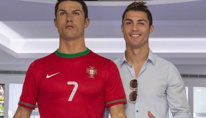Auch als Wachsfigur gibt es den portugiesischen Superstar. Ronaldo scheint sein Abbild gut zu gefallen...