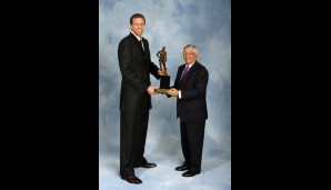 Dennoch erhielt Dirk von Commissioner David Stern die Auszeichnung zum Most Valuable Player - ein schwacher Trost für den Teamplayer Nowitzki