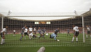 … an den Ball kommt und zum 1:0 für die Three Lions einköpft. Deutschland im Schockzustand. Aber…