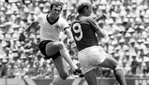 ...und wurden erfüllt. Im für viele Fans noch immer besten Spiel aller Zeiten ging England 2:0 in Führung. Hier die Legenden Franz Beckenbauer (l.) und Bobby Charlton