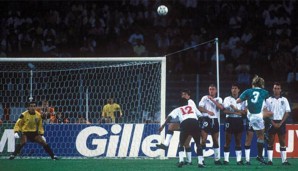 Bei der WM 1990 hieß es im Halbfinale: Deutschland vs. England. Den Anfang machte Andi Brehme, dessen abgefälschter Freistoß den Weg ins Tor fand. 1:0 nach 59 Minuten