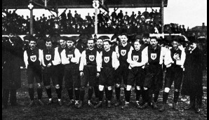Arthur Hiller (6. v.l.) war der erste Kapitän der Nationalmannschaft. Er führte die DFB-Auswahl 1908 auf den Platz
