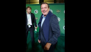 Ebenfalls vor Ort: Fußball-Enthusiast und Ex-Kanzler Gerhard Schröder, genannt "Acker"